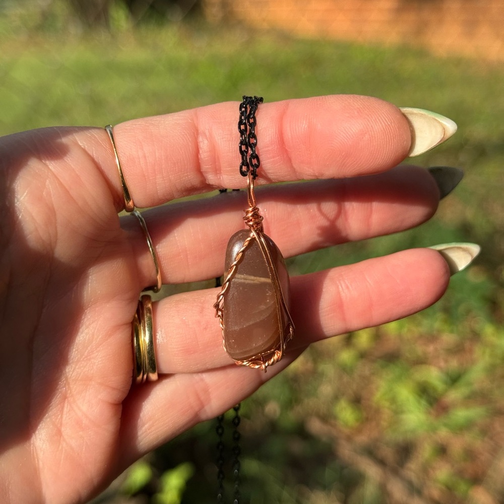 Peach moonstone crystal necklace - Picture 5 of 5